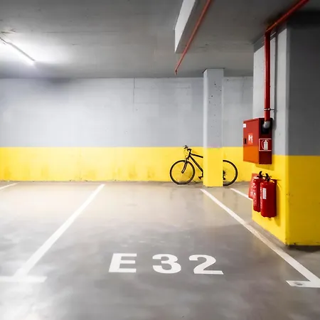 Arena Mall Galleria Securities Parking 3 * 부르가스
